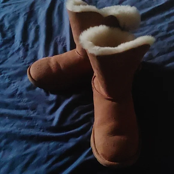 Bailey button uggs - Picture 2 of 4